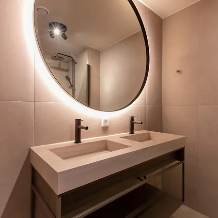 Modern 3br In Centre