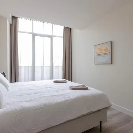 Modern 3br In Centre *