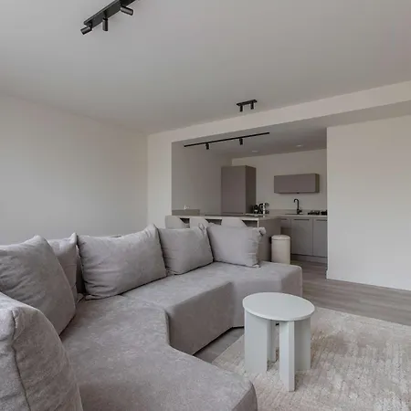 Modern 3br In Centre *
