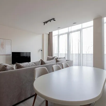 Modern 3br In Centre *